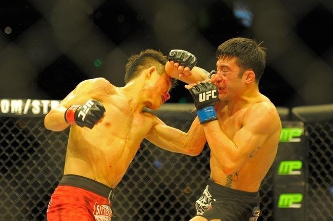 Joby Sanchez (bermuda preta) venceu Tateki Matsuda por deciso dividida