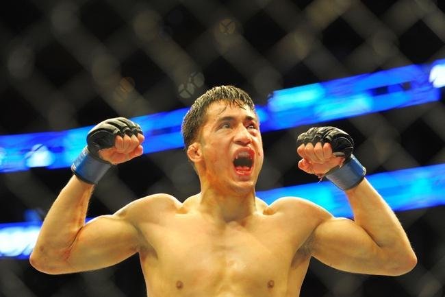 Joby Sanchez (bermuda preta) venceu Tateki Matsuda por deciso dividida