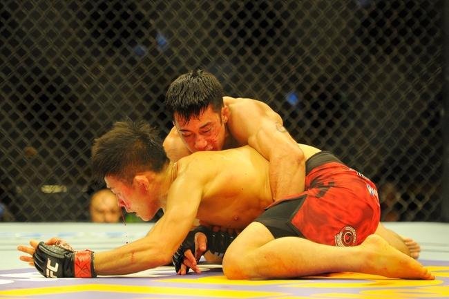 Joby Sanchez (bermuda preta) venceu Tateki Matsuda por deciso dividida