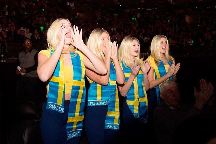 Torcedores suecas marcam presena no TD Garden Arena e chamam ateno pela beleza
