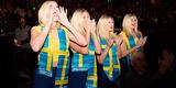 Torcedores suecas marcam presena no TD Garden Arena e chamam ateno pela beleza