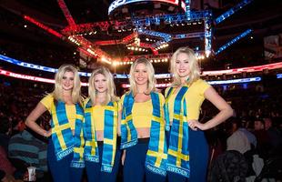 Torcedores suecas marcam presena no TD Garden Arena e chamam ateno pela beleza