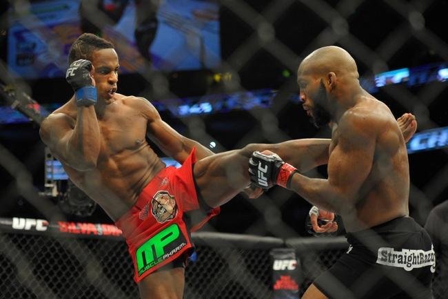 Lorenz Larkin (bermuda vermelha) venceu John Howard por nocaute tcnico no primeiro round 
