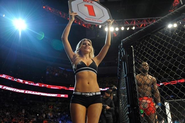 Lorenz Larkin (bermuda vermelha) venceu John Howard por nocaute tcnico no primeiro round 
