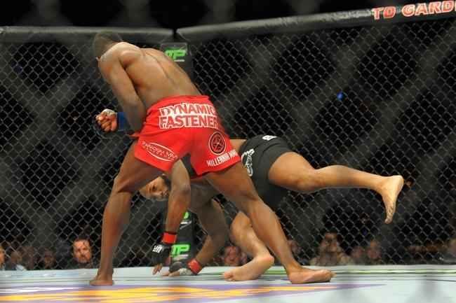 Lorenz Larkin (bermuda vermelha) venceu John Howard por nocaute tcnico no primeiro round 
