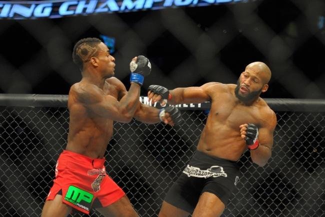 Lorenz Larkin (bermuda vermelha) venceu John Howard por nocaute tcnico no primeiro round 
