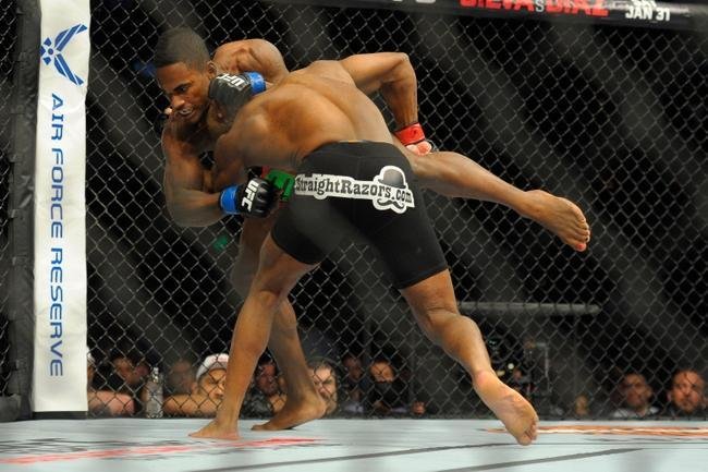 Lorenz Larkin (bermuda vermelha) venceu John Howard por nocaute tcnico no primeiro round 
