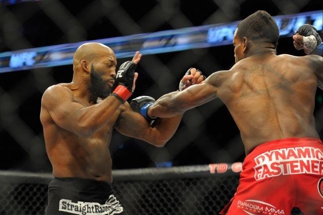 Lorenz Larkin (bermuda vermelha) venceu John Howard por nocaute tcnico no primeiro round 
