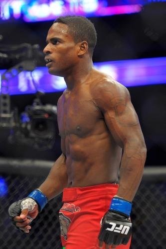 Lorenz Larkin (bermuda vermelha) venceu John Howard por nocaute tcnico no primeiro round 
