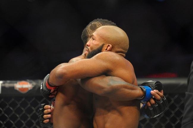 Lorenz Larkin (bermuda vermelha) venceu John Howard por nocaute tcnico no primeiro round 
