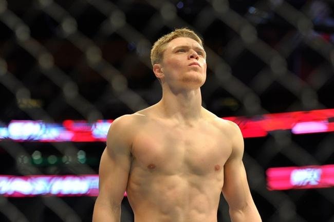 Chris Wade (bermuda azul) venceu Zhang Lipeng por deciso unnime