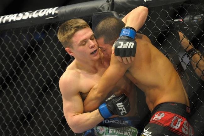 Chris Wade (bermuda azul) venceu Zhang Lipeng por deciso unnime