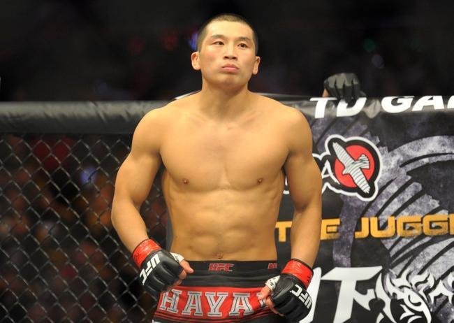 Chris Wade (bermuda azul) venceu Zhang Lipeng por deciso unnime