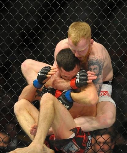 Paddy Holohan (bermuda branca) venceu Shane Howell por deciso unnime