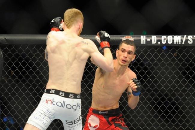 Paddy Holohan (bermuda branca) venceu Shane Howell por deciso unnime