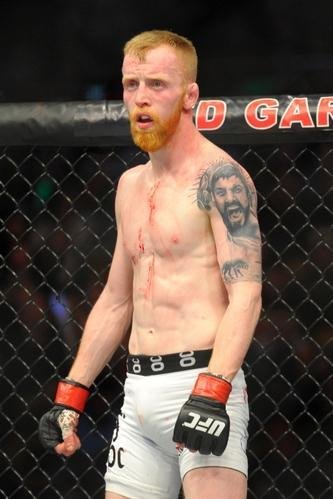 Paddy Holohan (bermuda branca) venceu Shane Howell por deciso unnime