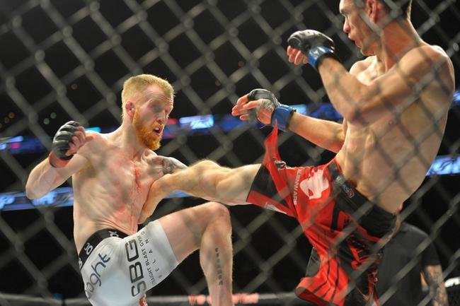 Paddy Holohan (bermuda branca) venceu Shane Howell por deciso unnime