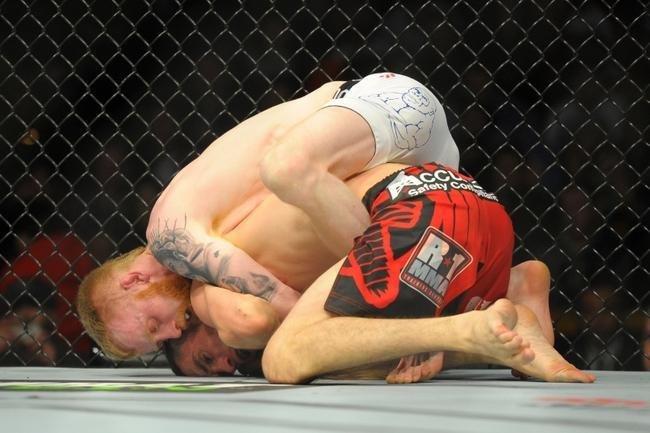 Paddy Holohan (bermuda branca) venceu Shane Howell por deciso unnime