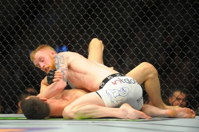 Paddy Holohan (bermuda branca) venceu Shane Howell por deciso unnime