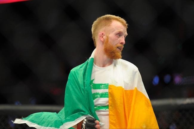 Paddy Holohan (bermuda branca) venceu Shane Howell por deciso unnime