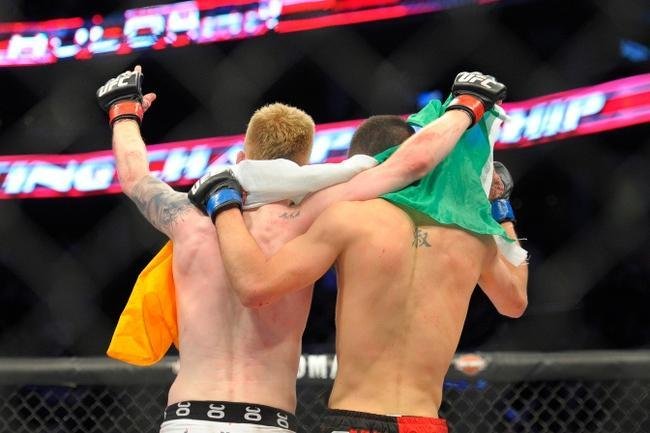 Paddy Holohan (bermuda branca) venceu Shane Howell por deciso unnime