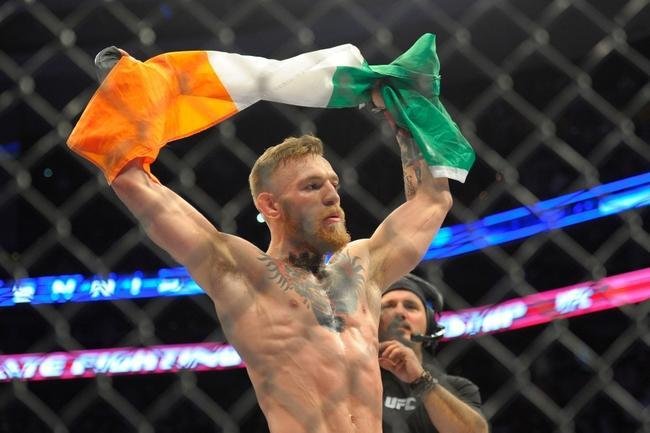 Conor McGregor (bermuda preta) venceu Dennis Siver por nocaute tcnico no segundo round