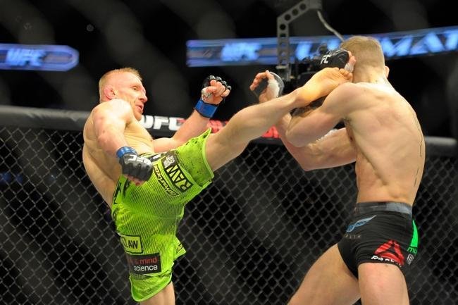 Conor McGregor (bermuda preta) venceu Dennis Siver por nocaute tcnico no segundo round