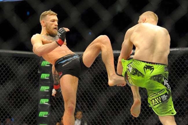 Conor McGregor (bermuda preta) venceu Dennis Siver por nocaute tcnico no segundo round