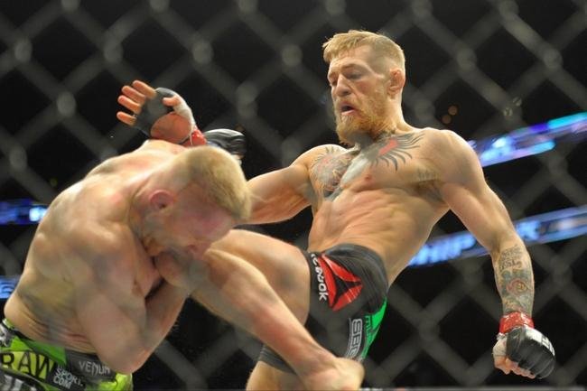 Conor McGregor (bermuda preta) venceu Dennis Siver por nocaute tcnico no segundo round