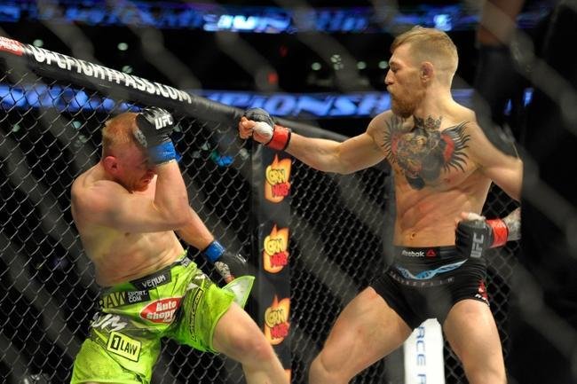Conor McGregor (bermuda preta) venceu Dennis Siver por nocaute tcnico no segundo round