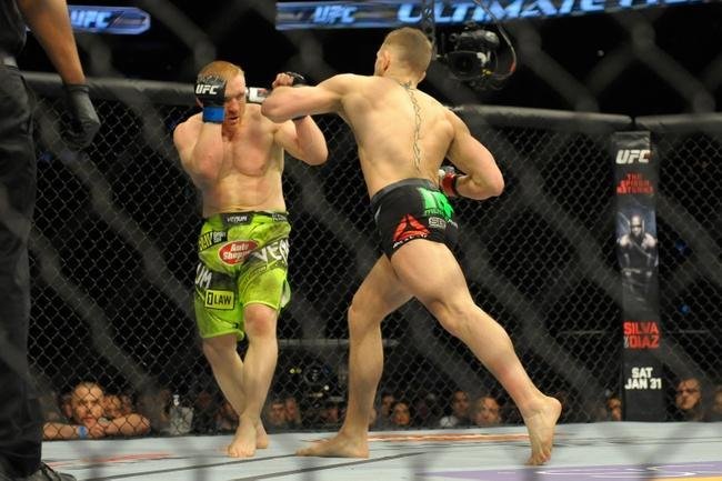 Conor McGregor (bermuda preta) venceu Dennis Siver por nocaute tcnico no segundo round