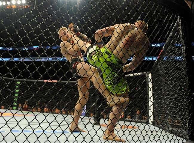 Conor McGregor (bermuda preta) venceu Dennis Siver por nocaute tcnico no segundo round