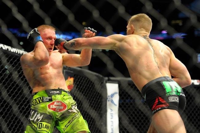 Conor McGregor (bermuda preta) venceu Dennis Siver por nocaute tcnico no segundo round