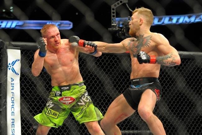 Conor McGregor (bermuda preta) venceu Dennis Siver por nocaute tcnico no segundo round