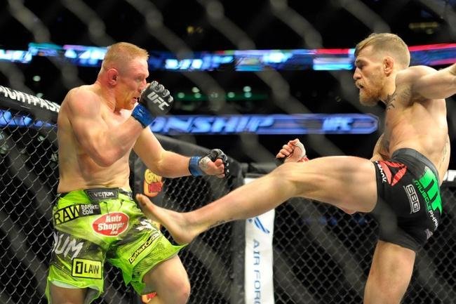 Conor McGregor (bermuda preta) venceu Dennis Siver por nocaute tcnico no segundo round