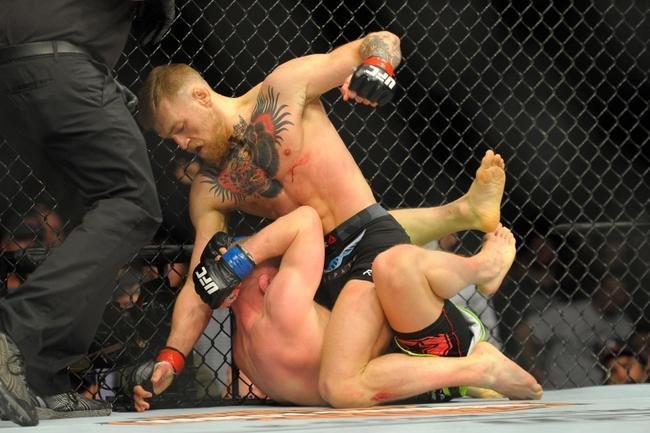 Conor McGregor (bermuda preta) venceu Dennis Siver por nocaute tcnico no segundo round