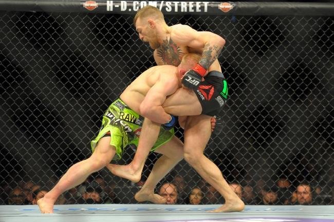 Conor McGregor (bermuda preta) venceu Dennis Siver por nocaute tcnico no segundo round