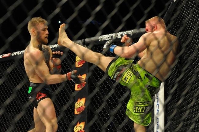 Conor McGregor (bermuda preta) venceu Dennis Siver por nocaute tcnico no segundo round