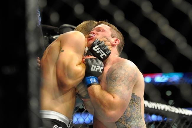 Sean O'Connel (bermuda branca) venceu Matt Van Buren por nocaute tcnico no terceiro round