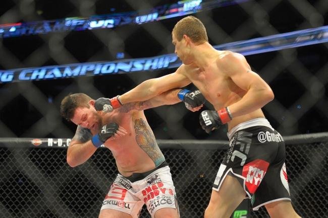 Sean O'Connel (bermuda branca) venceu Matt Van Buren por nocaute tcnico no terceiro round