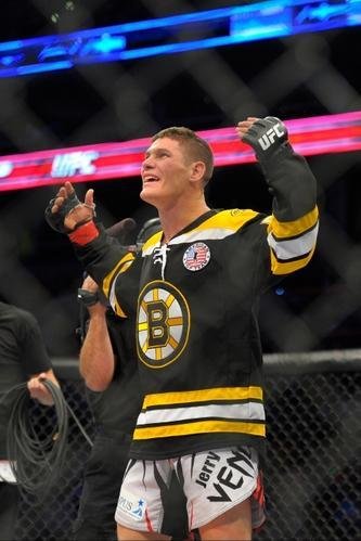 Charles Rosa (bermuda branca) venceu Sean Soriano por finalizao no terceiro round