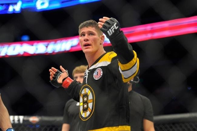 Charles Rosa (bermuda branca) venceu Sean Soriano por finalizao no terceiro round