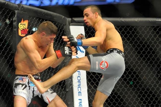 Charles Rosa (bermuda branca) venceu Sean Soriano por finalizao no terceiro round