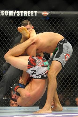 Charles Rosa (bermuda branca) venceu Sean Soriano por finalizao no terceiro round