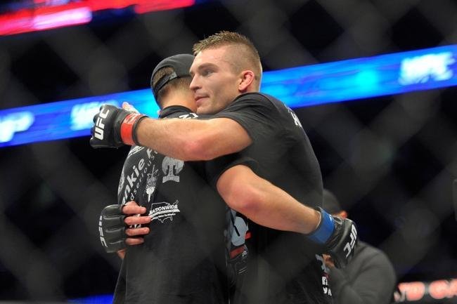 Johnny Case (bermuda cinza) venceu Frankie Perez por nocaute tcnico no terceiro round
