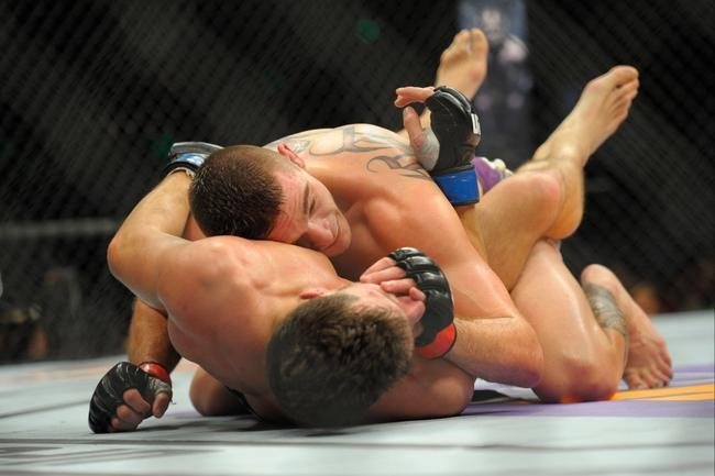 Johnny Case (bermuda cinza) venceu Frankie Perez por nocaute tcnico no terceiro round
