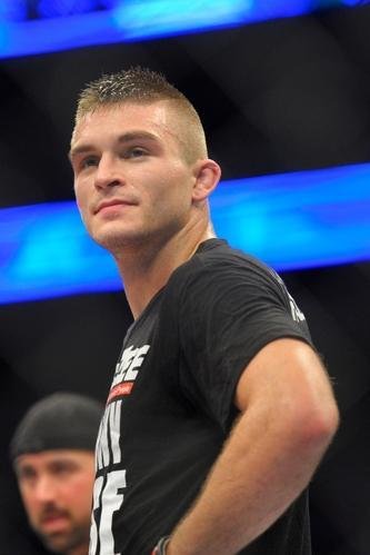 Johnny Case (bermuda cinza) venceu Frankie Perez por nocaute tcnico no terceiro round
