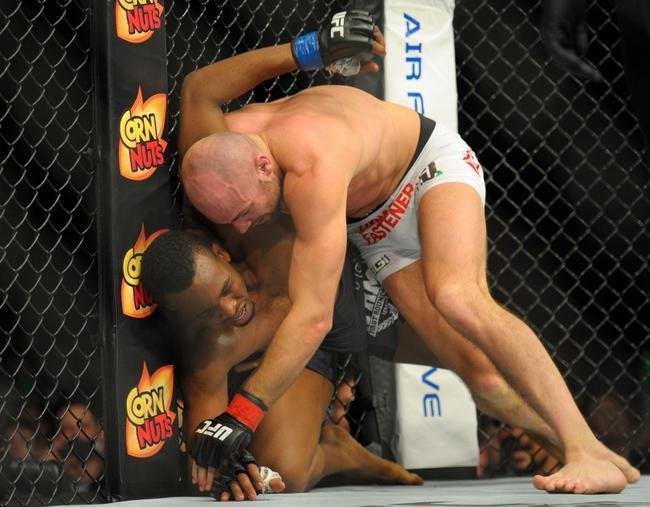 Cathal Pendred (bermuda branca) venceu Sean Spencer por deciso unnime
