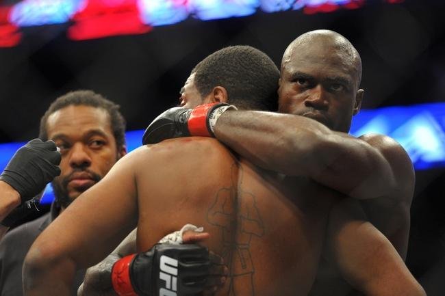 Uriah Hall (bermuda branca) venceu Ron Stallings por nocaute tcnico no primeiro round 