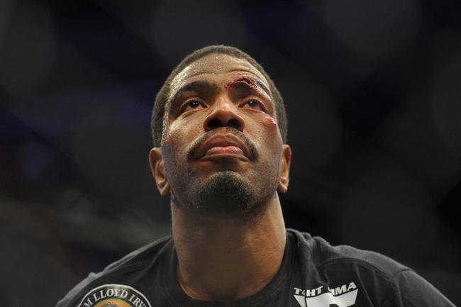 Uriah Hall (bermuda branca) venceu Ron Stallings por nocaute tcnico no primeiro round 